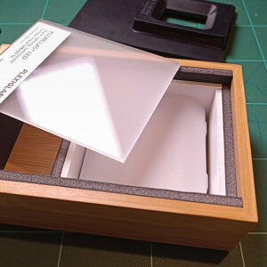 Plexiglas diffuser plate on wooden box (1/2)