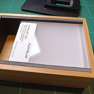Plexiglas diffuser plate on wooden box (2/2)